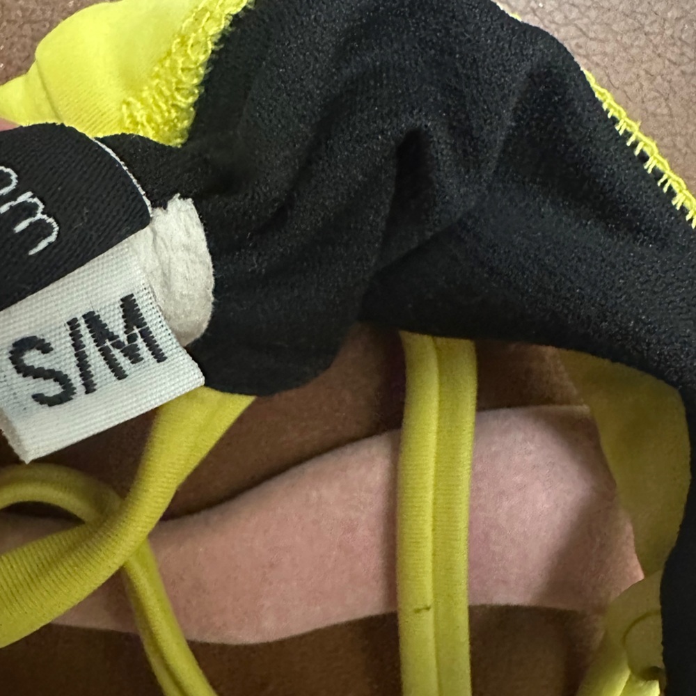3/$20 Chartreuse Sports Bra Pilates ONZIE FLOW $48 SIZE S/M SMALL MEDIUM - Picture 4 of 4